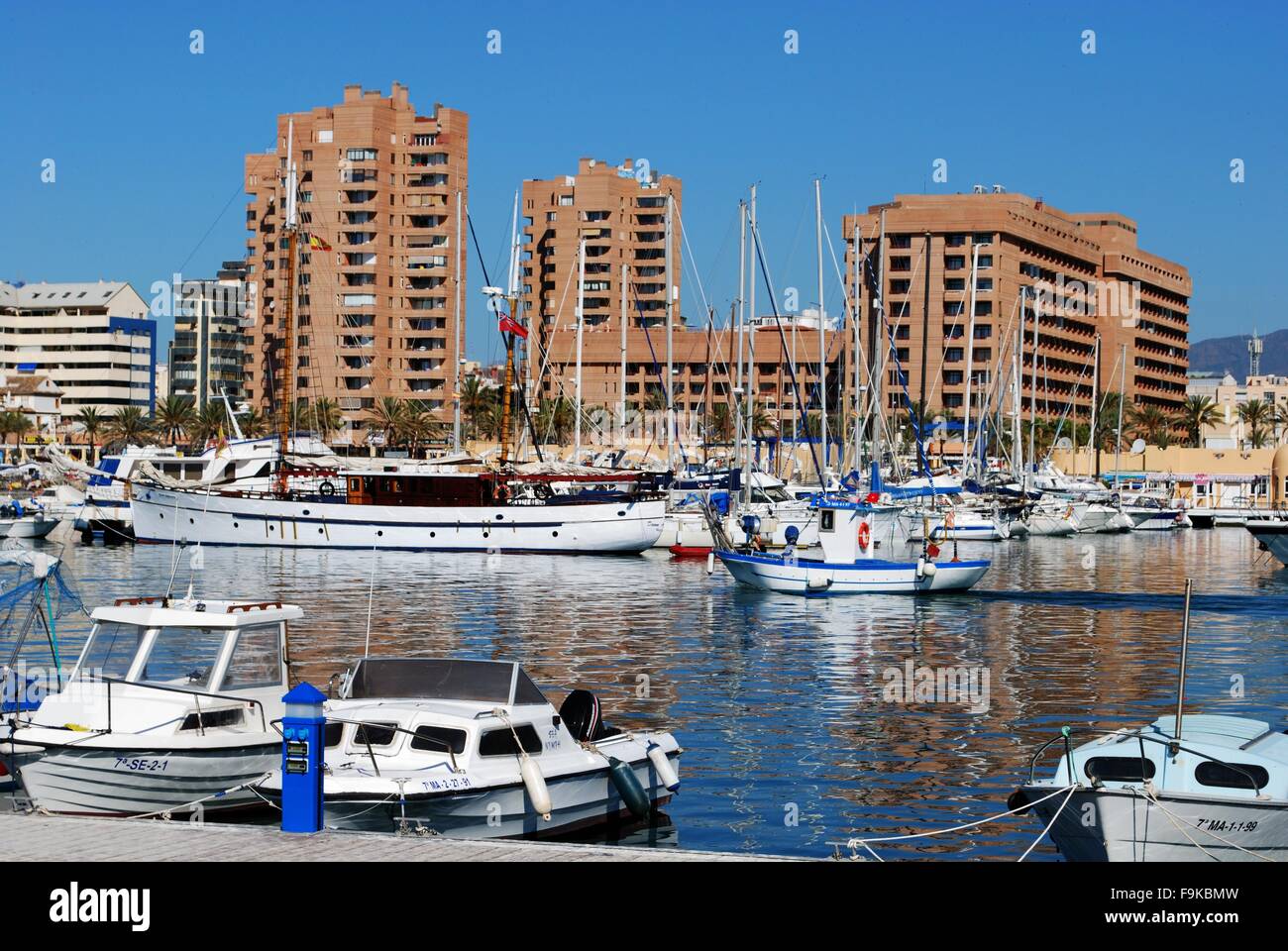 Angelboote/Fischerboote und Yachten im Hafen von Fuengirola, Provinz Malaga, Andalusien, Spanien, Westeuropa. Stockfoto