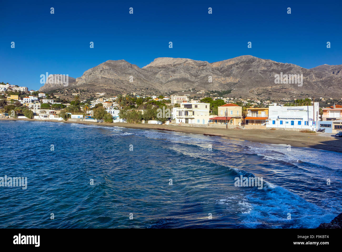 Kantouni Strand auf den griechischen Inseln Kalymnos mit Profitis Ilias im Hintergrund Stockfoto