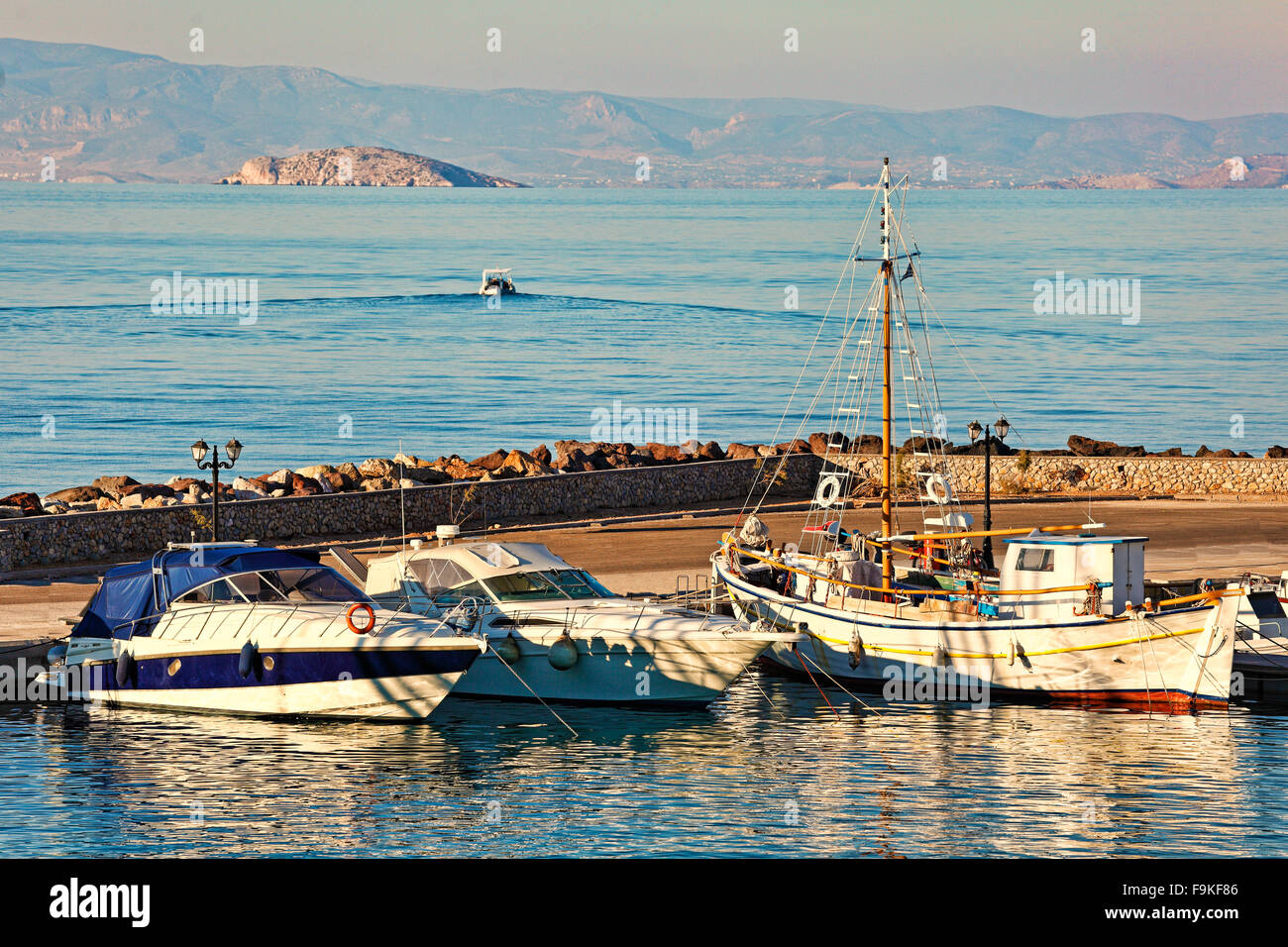 Boote im Hafen von Megalochori (Mylos) in Agistri Island, Griechenland Stockfoto