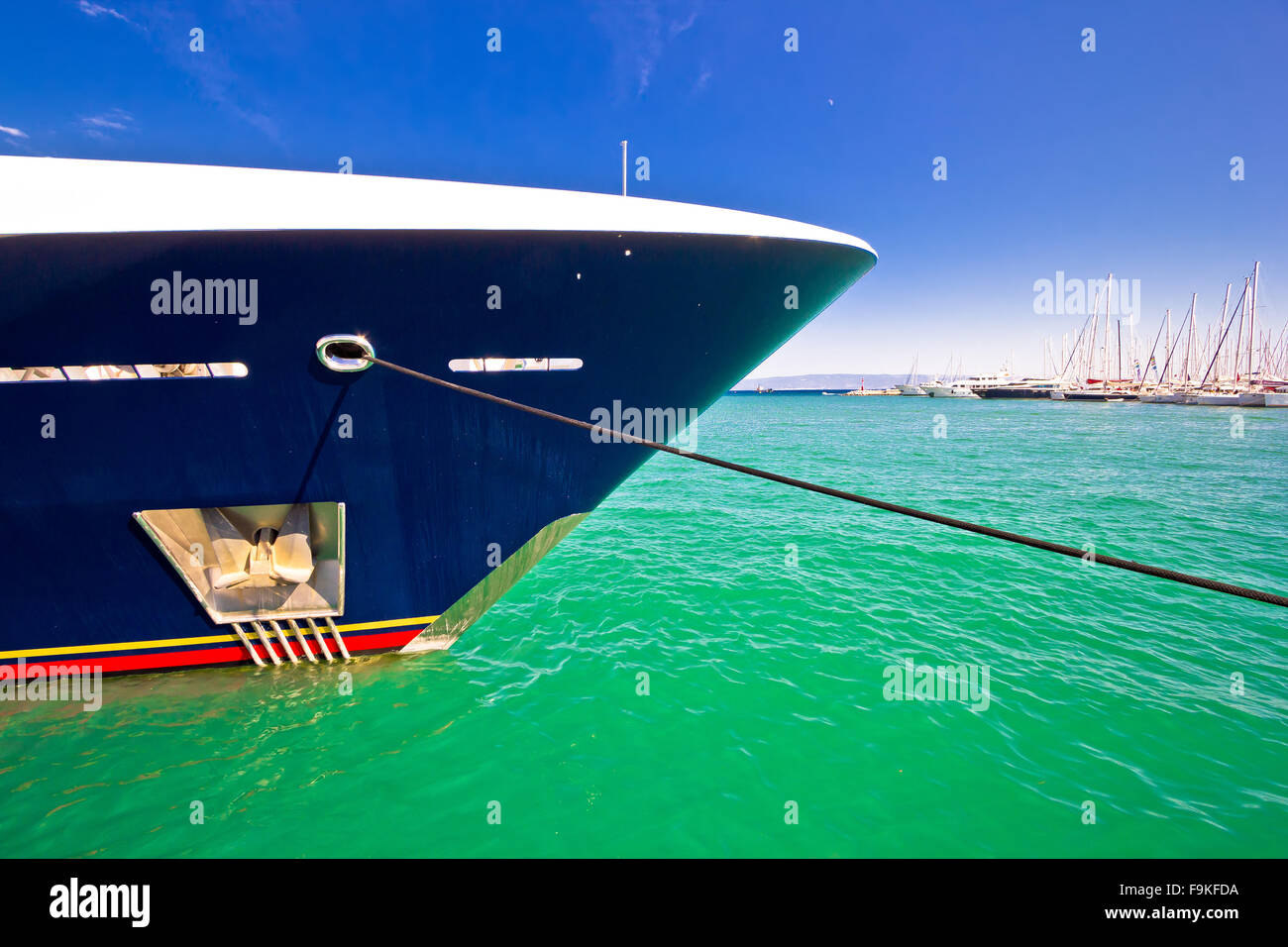 Luxus Yacht Bug und Anker Blick auf bunte Meer Stockfoto