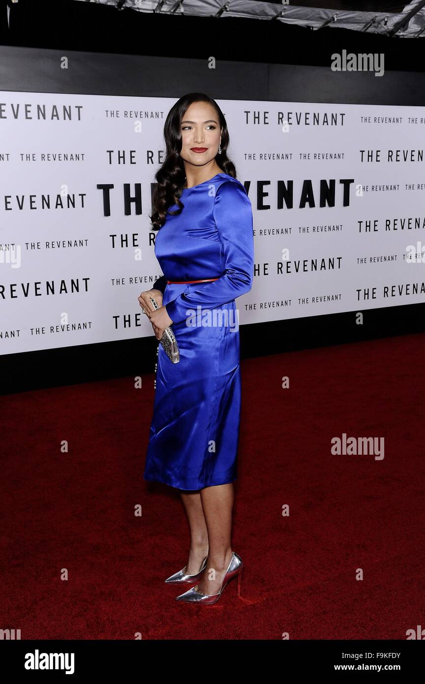 Hollywood, CA. 16. Dezember 2015. Grace Taube im Ankunftsbereich für THE REVENANT Weltpremiere, TCL Chinese 6 Sälen (ehemals Grauman), Hollywood, CA 16. Dezember 2015. Bildnachweis: Michael Germana/Everett Collection/Alamy Live-Nachrichten Stockfoto