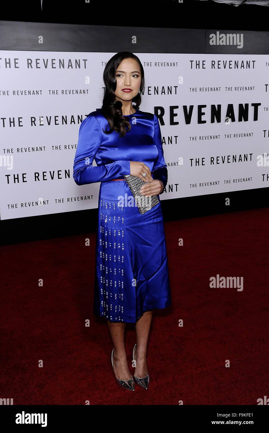 Hollywood, CA. 16. Dezember 2015. Grace Taube im Ankunftsbereich für THE REVENANT Weltpremiere, TCL Chinese 6 Sälen (ehemals Grauman), Hollywood, CA 16. Dezember 2015. Bildnachweis: Michael Germana/Everett Collection/Alamy Live-Nachrichten Stockfoto