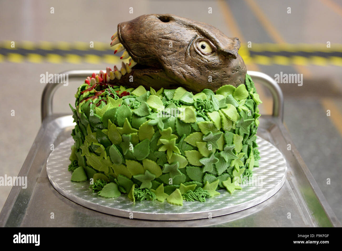 Berlin, Deutschland. 16. Dezember 2015. Ein Kuchen mit dem Kopf des Tyrannosaurus  Rex "Tristan Otto" werden im Natural History Museum in Berlin, Deutschland,  16. Dezember 2015 sehen. Bei einer Höhe von vier
