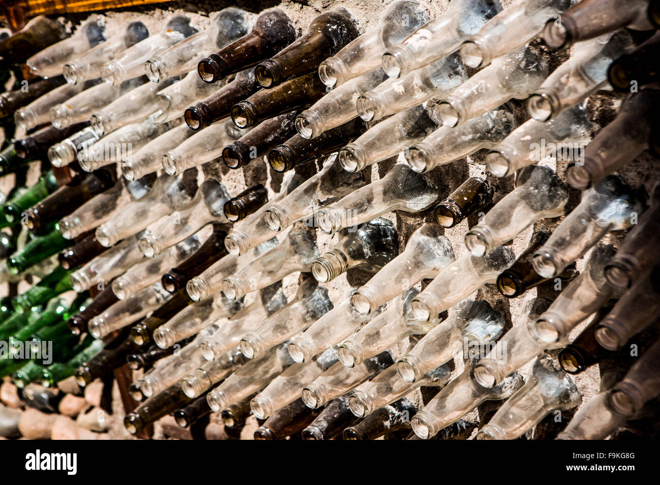 Glasflaschen inmitten einer Wand, Valparaiso, Chile. Stockfoto