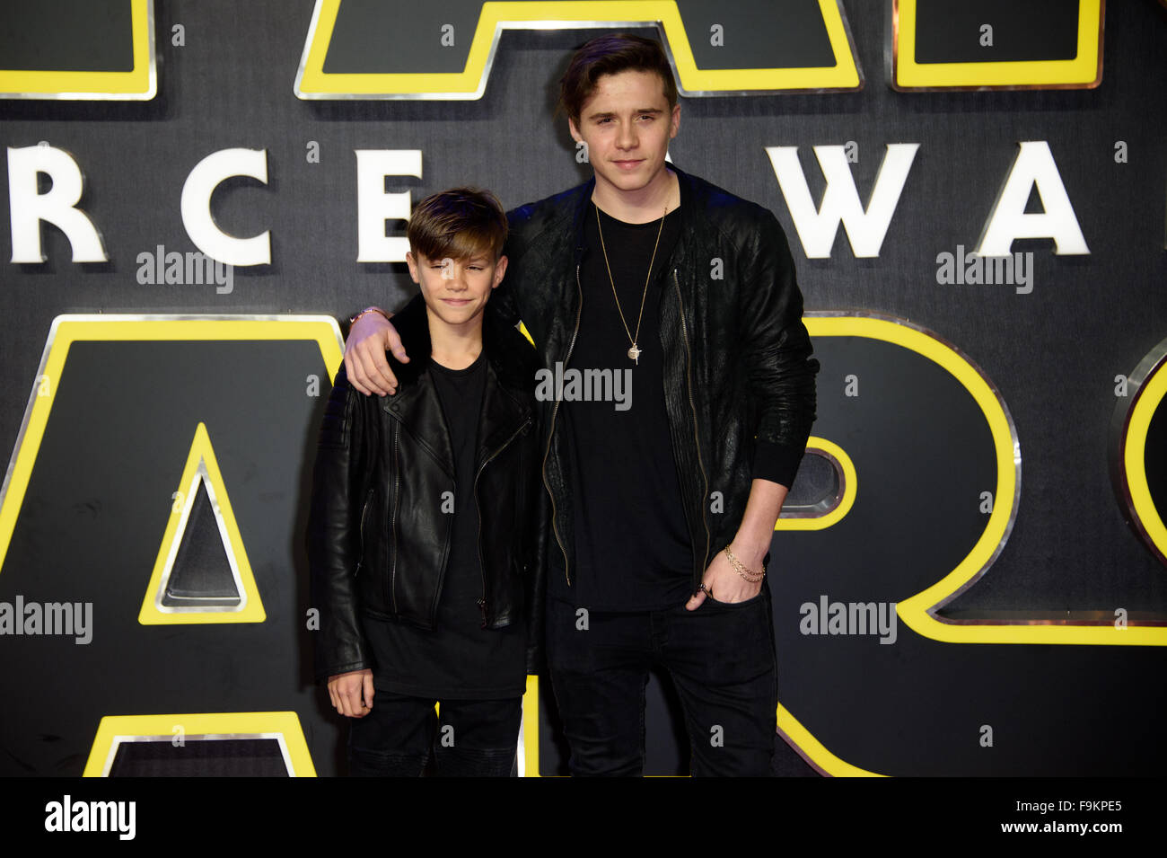 Romeo Beckham und Brooklyn Beckham bei der "Star Wars: das Erwachen der macht-Premiere in London Stockfoto