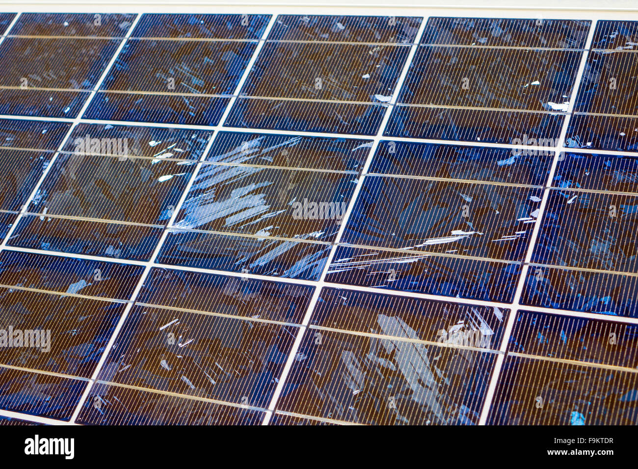 Nahaufnahme eines Rasters von Silizium-Zellen in Solar-panels Stockfoto