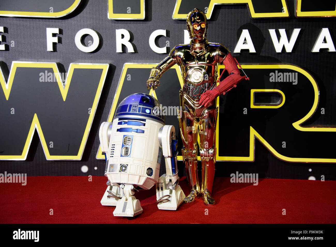 C3PO und R2D2 auf der "Star Wars: die Kraft erwacht"-Premiere in London Stockfoto