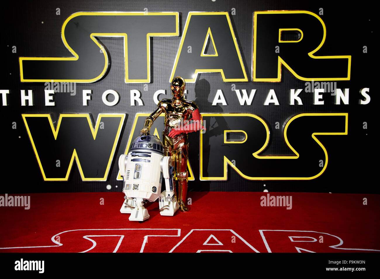 C3PO und R2D2 auf der "Star Wars: die Kraft erwacht"-Premiere in London Stockfoto