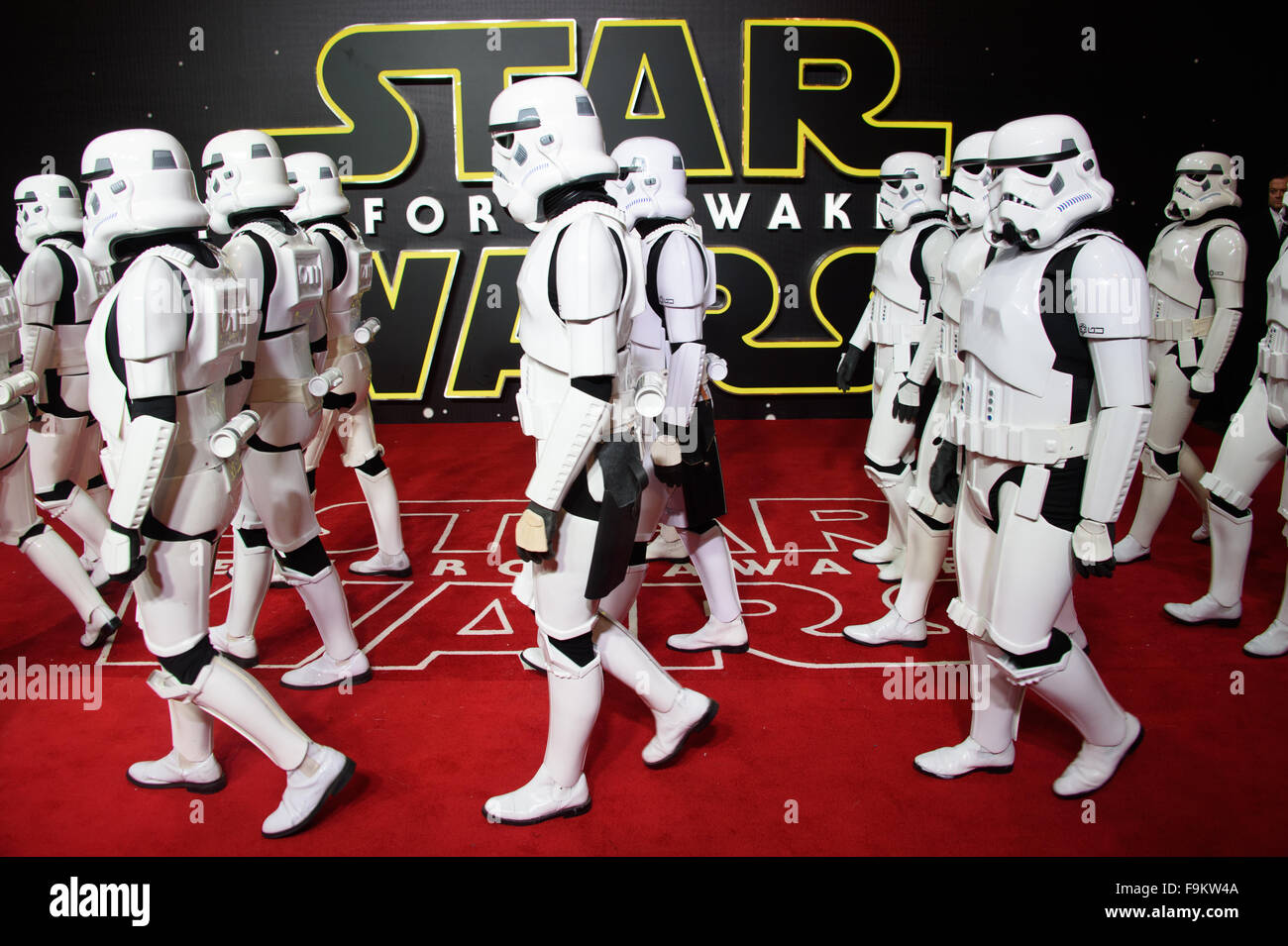 Sturmtruppen und Darth Vader bei der "Star Wars: die Kraft erwacht" Premiere in London Stockfoto