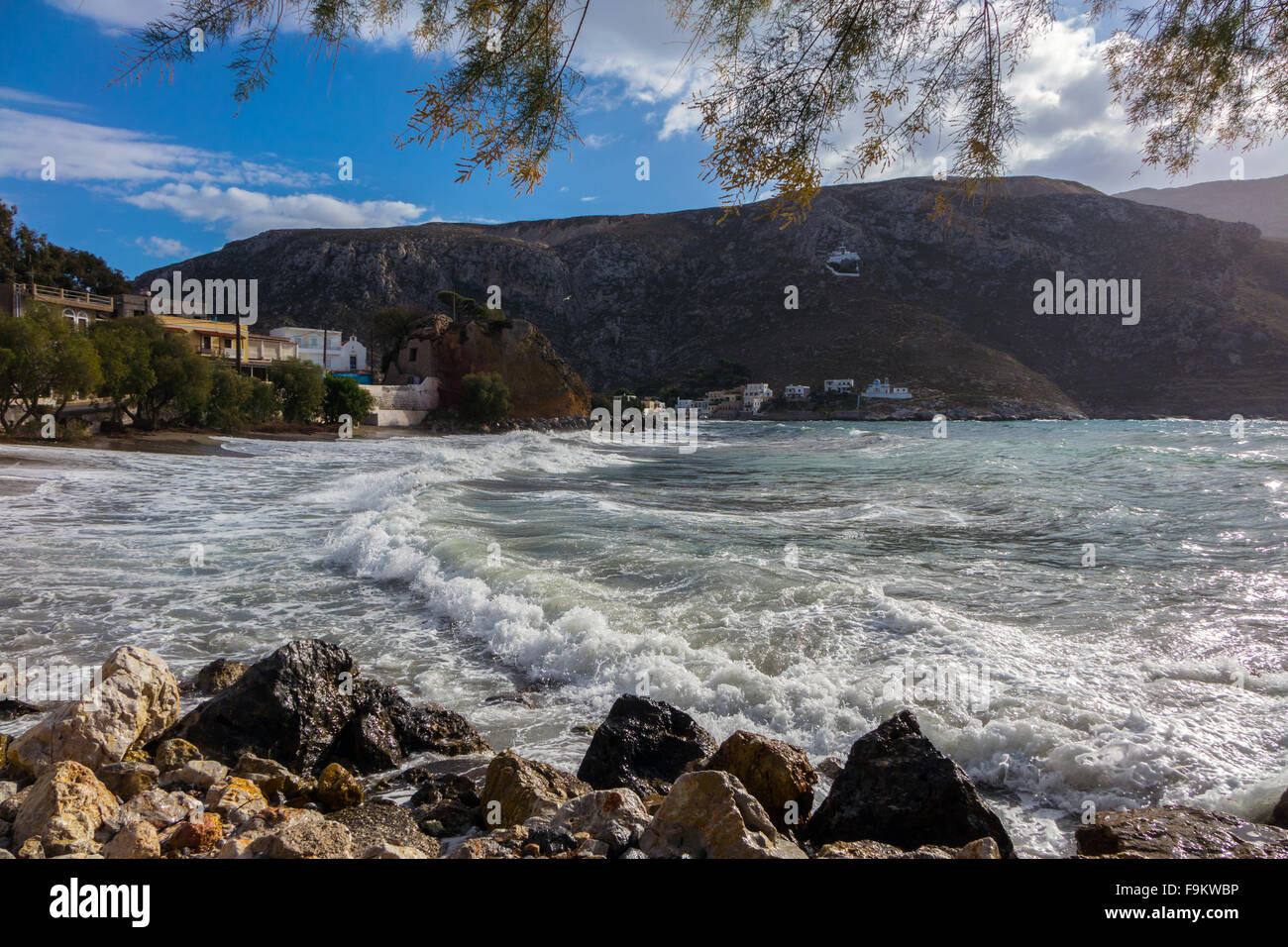 Weiße Wellen brechen sich am Strand, Kalymnos, Griechenland Stockfoto