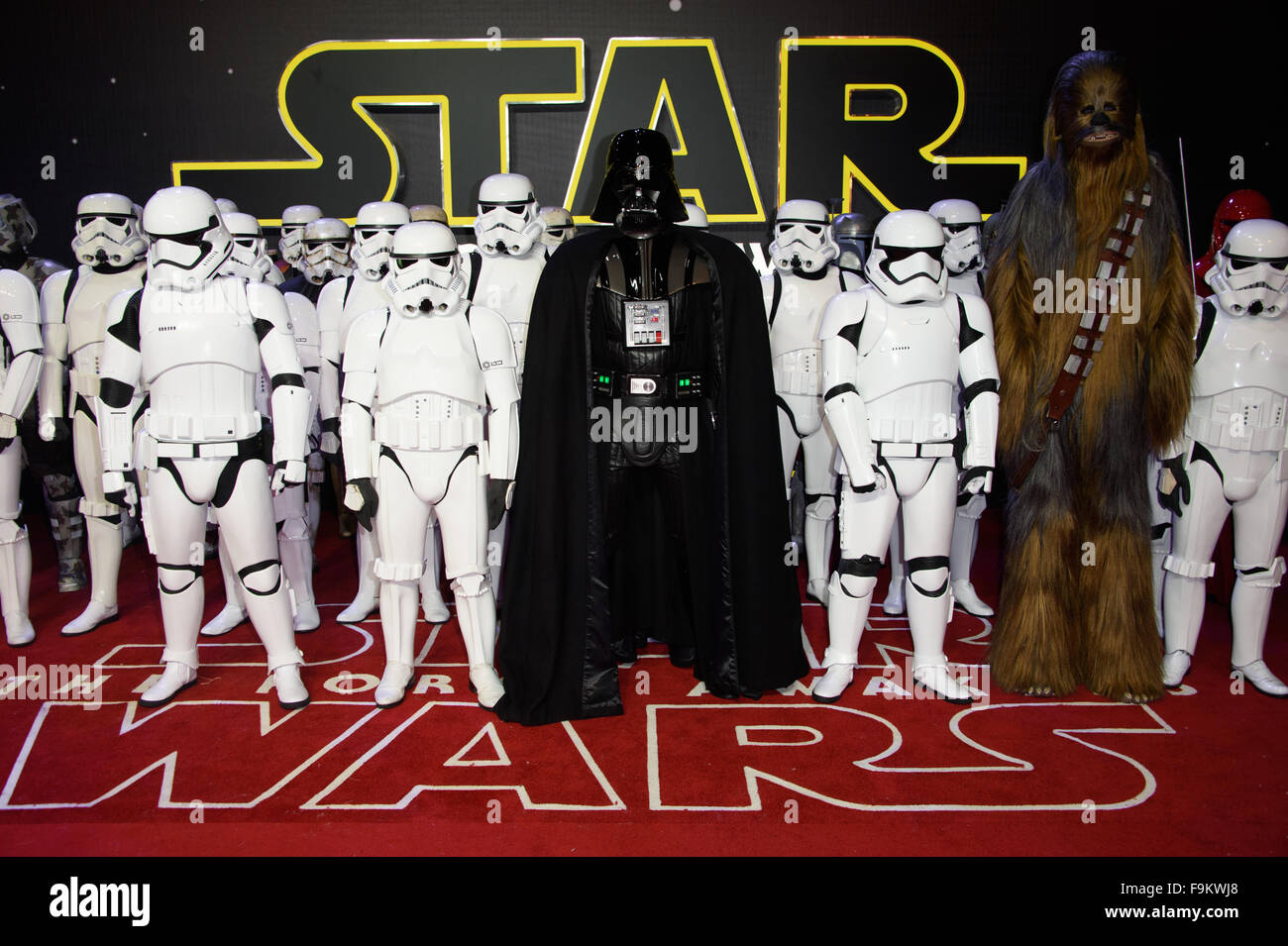 Sturmtruppen und Darth Vader bei der "Star Wars: die Kraft erwacht" Premiere in London Stockfoto