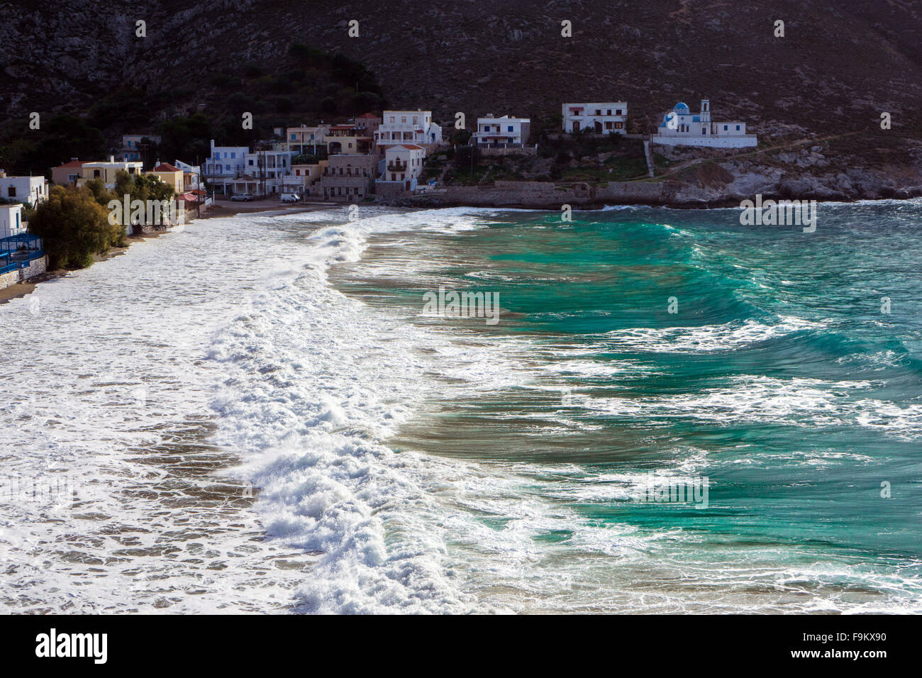 Weiße Wellen brechen sich am Strand, Kalymnos, Griechenland Stockfoto