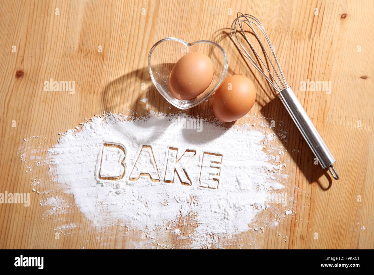 Konzept, Hand Schneebesen und Eiern Backen Stockfoto