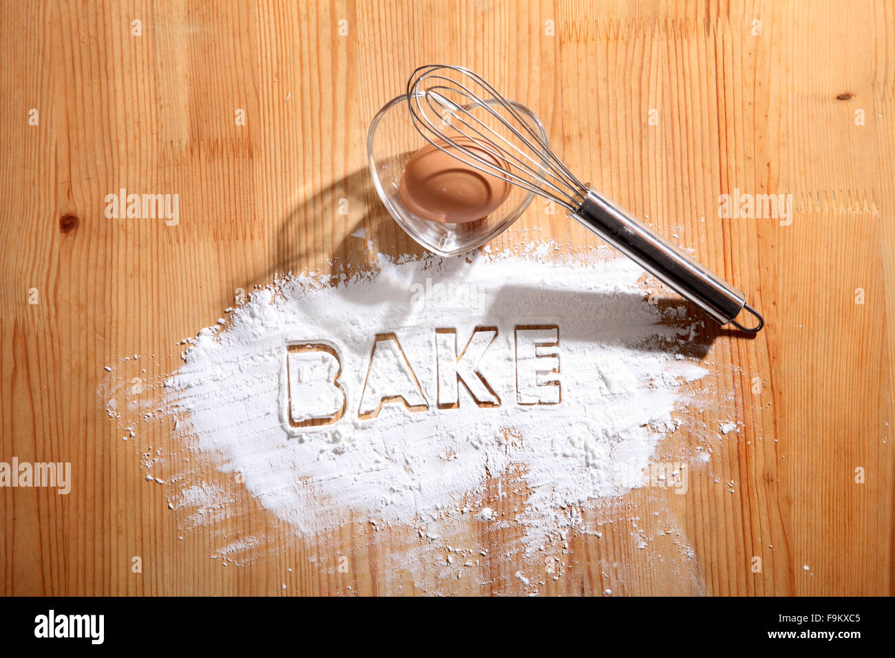 Konzept, Hand Schneebesen und Eiern Backen Stockfoto