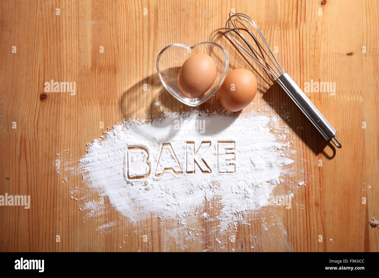 Konzept, Hand Schneebesen und Eiern Backen Stockfoto