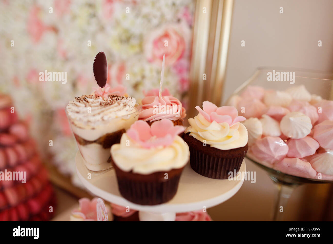 Leckere Muffins auf Stand auf Schokoriegel Stockfoto