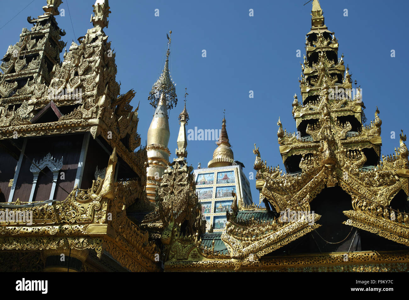 Schreine und Stupas rund um die schöne Shwedagon-Pagode in Yangon. Stockfoto
