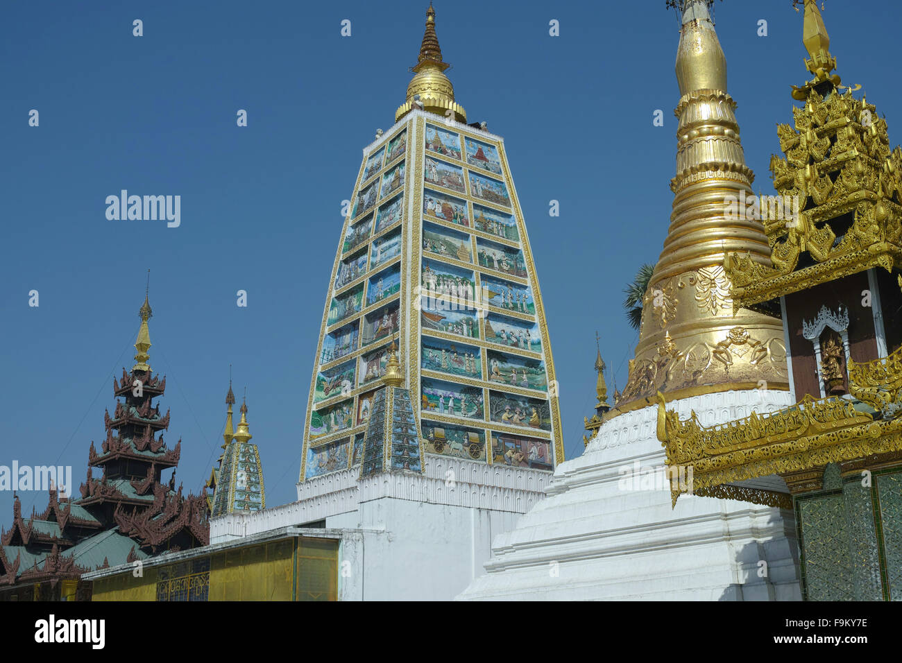 Schreine und Stupas rund um die schöne Shwedagon-Pagode in Yangon. Stockfoto