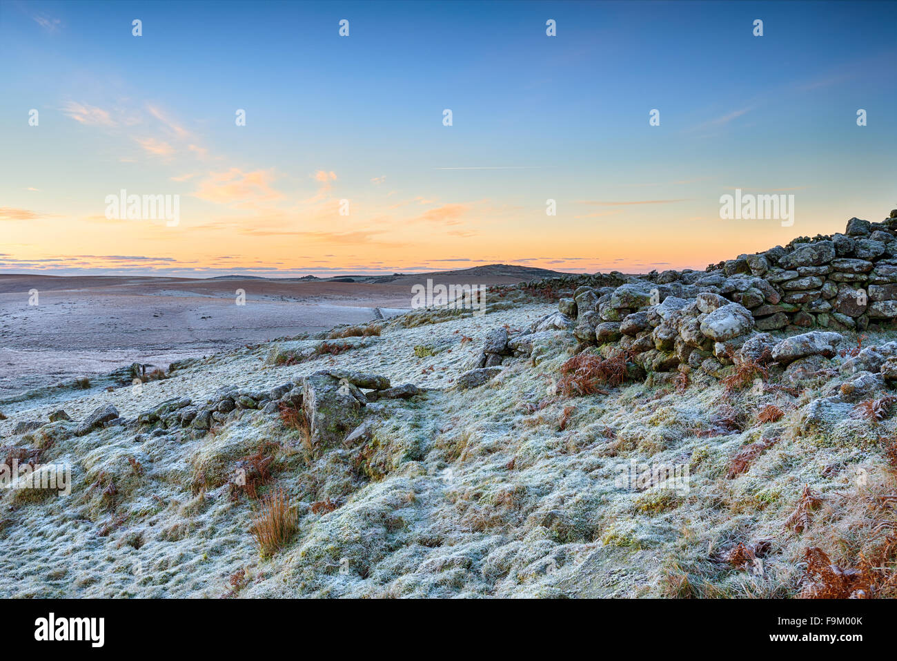 Eine frostige Winter Sonnenaufgang über robuste Moor am Garrow Tor auf Bodmin Moor in Cornwall Stockfoto Eine frostige Winter Sonnenaufgang über robuste Moor am Garrow Tor auf Bodmin Moor in Cornwall Stockfoto