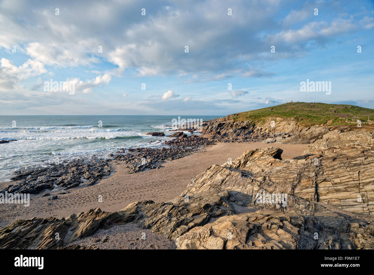 Kleinen Fistral Strand einer kleinen Bucht neben dem wichtigsten Fistral Strand in Newquay an der Küste Cornwalls und Blick auf das Werg Stockfoto