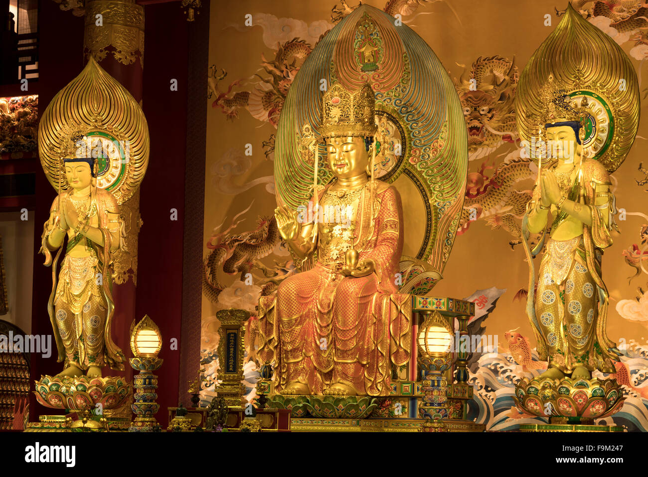 Goldene Statuen, Buddha Tooth Relic Temple, Singapur, Asien Stockfoto