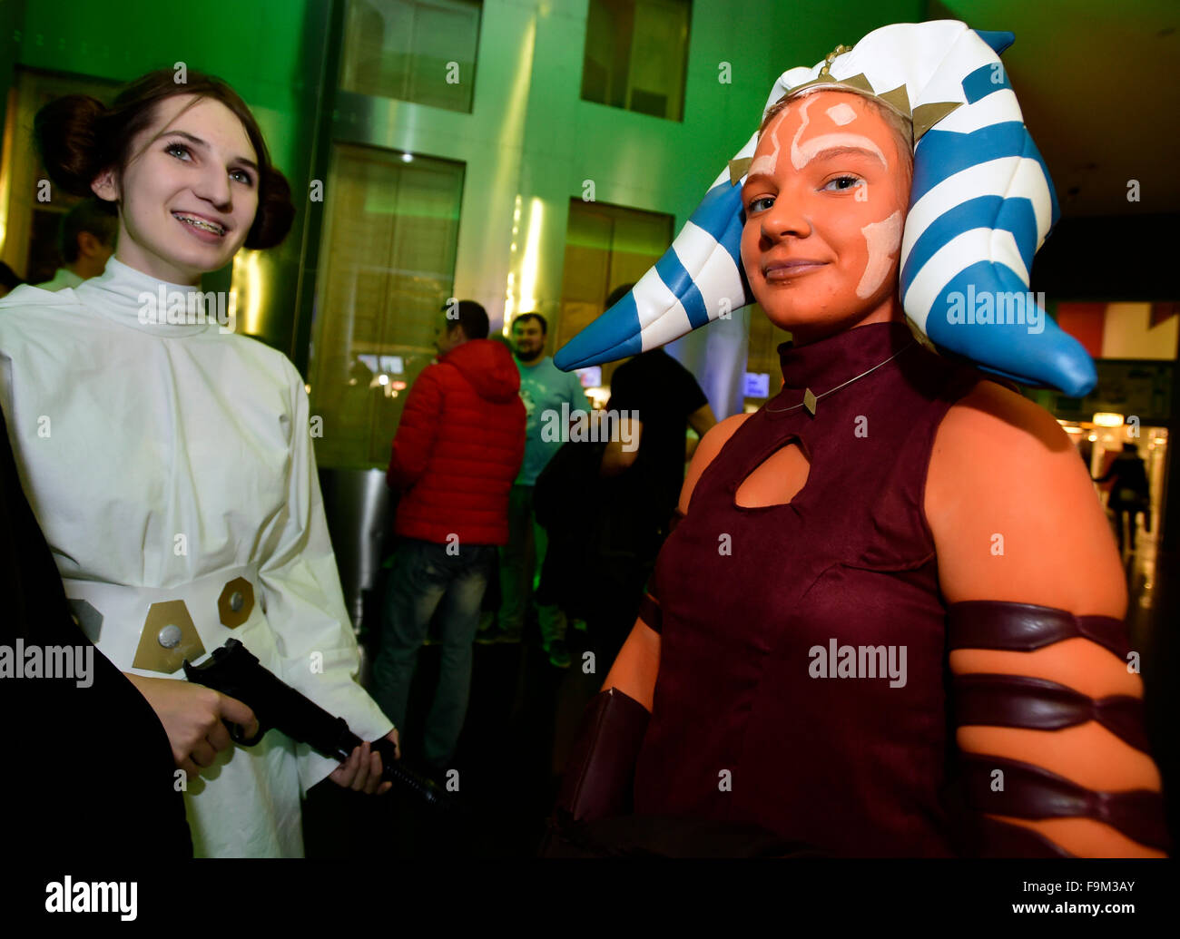 Prag, Tschechische Republik. 16. Dezember 2015. Fans von Sci-Fi-Film-Saga Star Wars Kostüme kommen bei der Tschechischen Premiere des Films "Star Wars: das Erwachen der Macht in Prag, Tschechische Republik, 16. Dezember 2015. © Roman Vondrous/CTK Foto/Alamy Live-Nachrichten Stockfoto