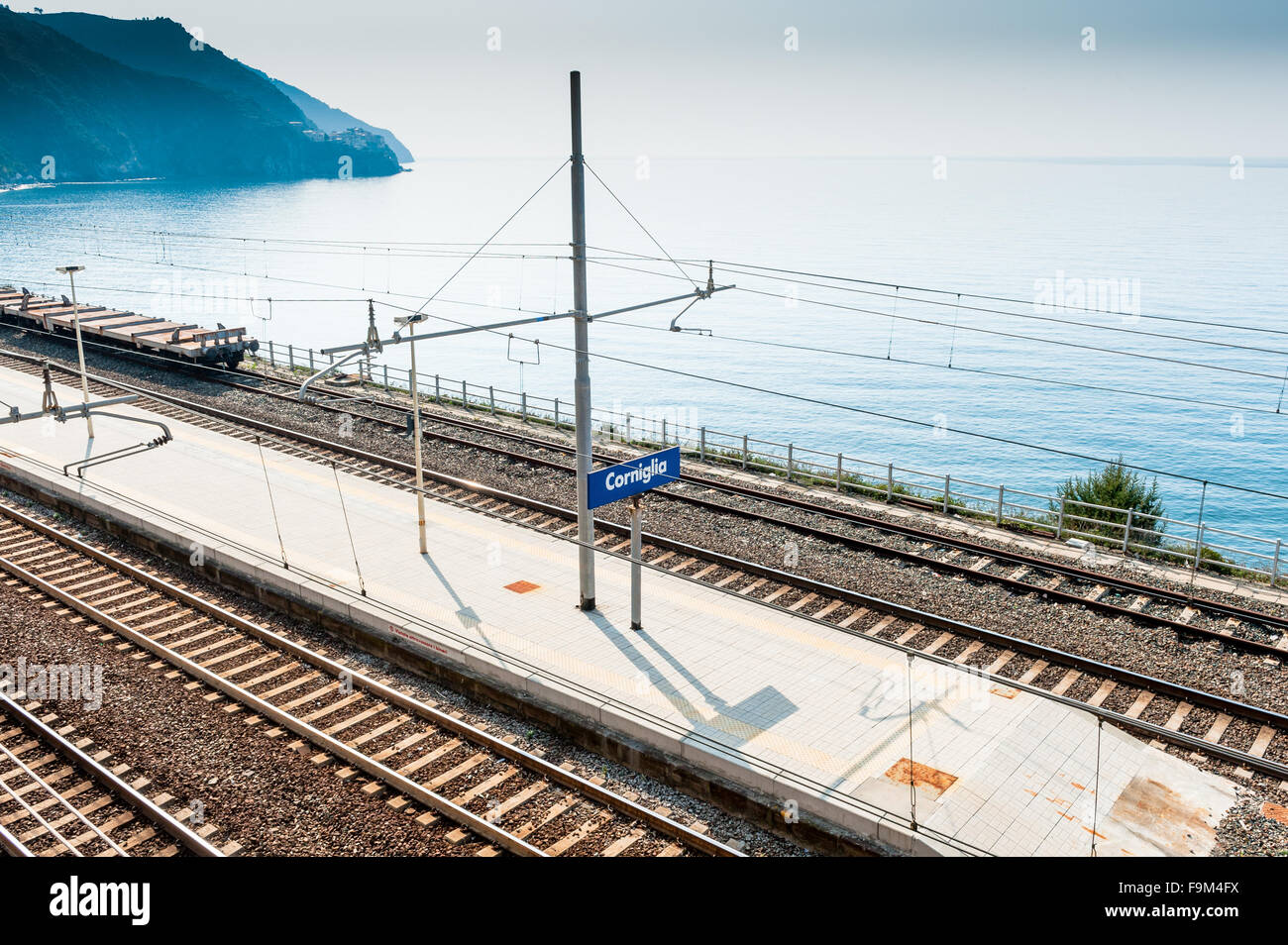 Die Plattform am Bahnhof Corniglia, Manarola, Cinque Terra, Ligurien, La Spezia, Italien Stockfoto