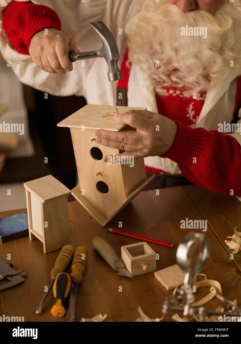 Santa Claus zu Hause arbeiten. Herstellung von Spielzeug für Kinder Stockfoto