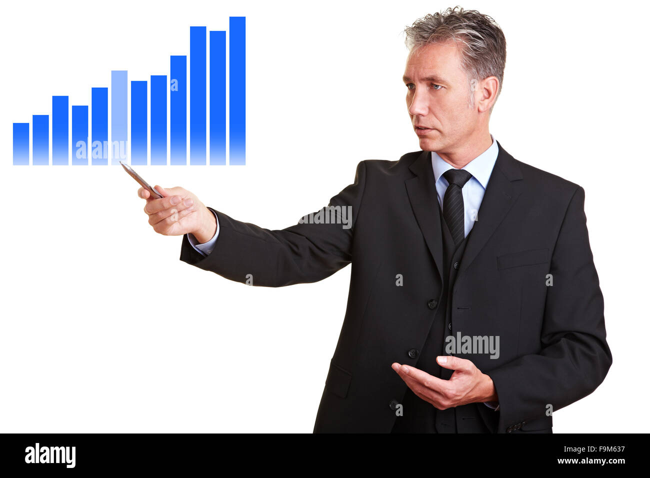 Senior Business Mann zeigte auf der Finanzstatistik Stockfoto