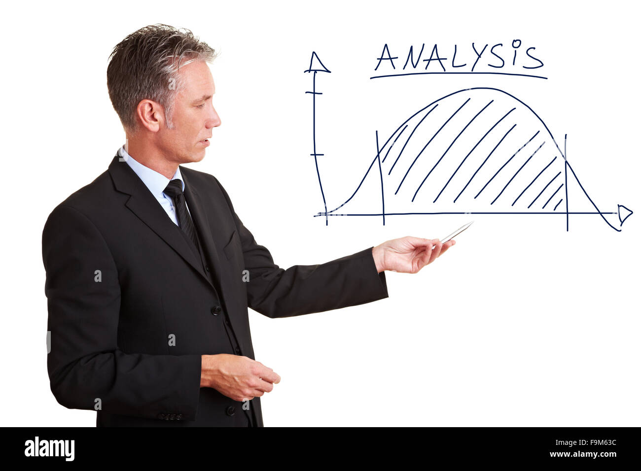 Senior-Unternehmer erklären, seine Analyse mit einem Diagramm Stockfoto