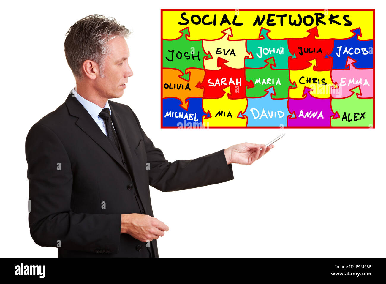 Soziale Netzwerke mit einem Diagramm erklärt Senior Business-Mann Stockfoto