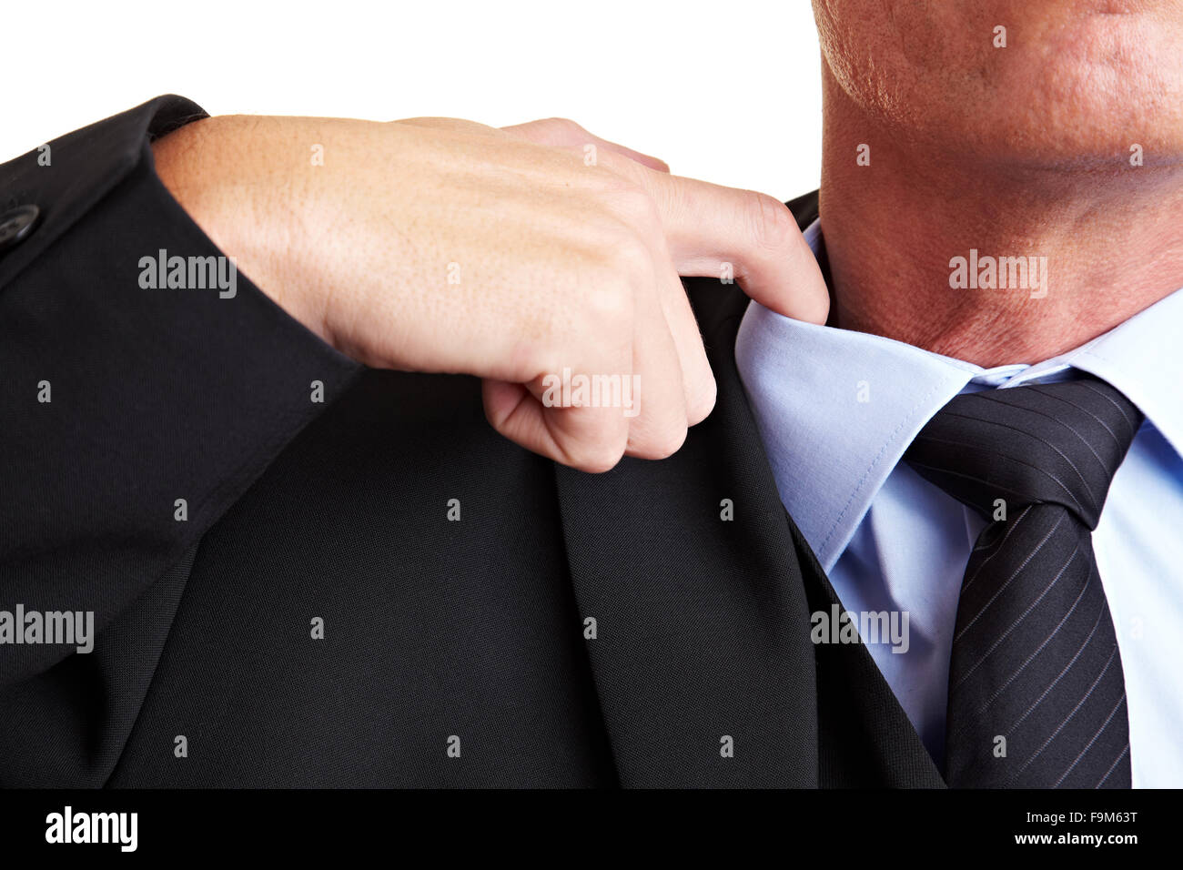 Business-Mann lockert sein Hemd mit seinem Zeigefinger Stockfoto