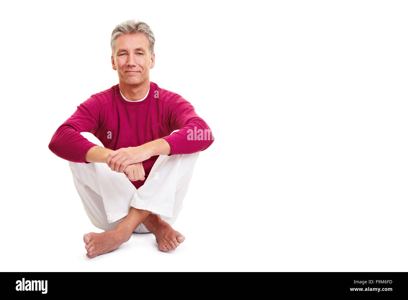 Entspannte senior Mann sitzen Schneider auf weiß Stockfoto