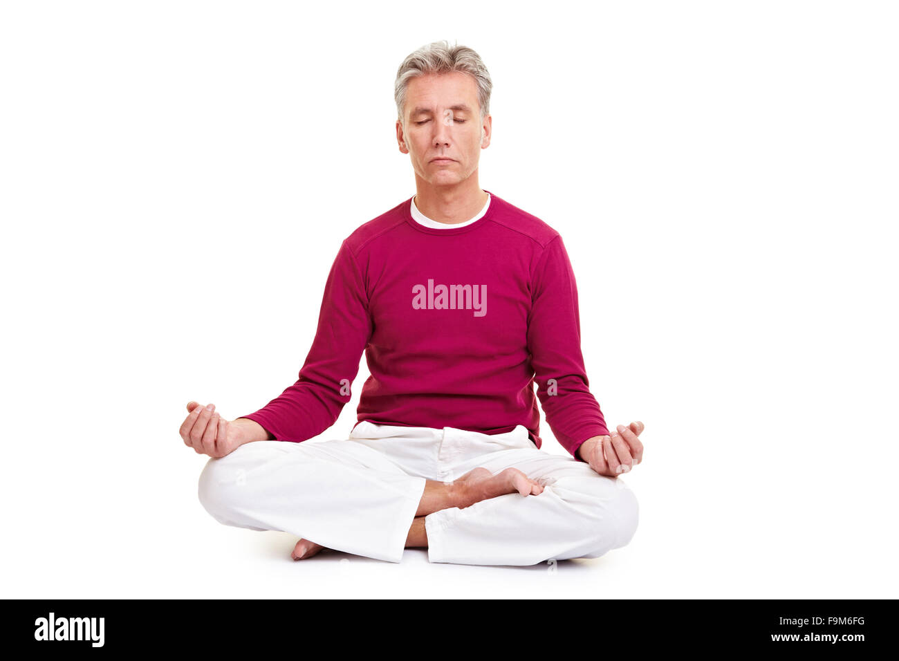 Senior woman meditieren im Schneider Sitz auf weiß Stockfoto