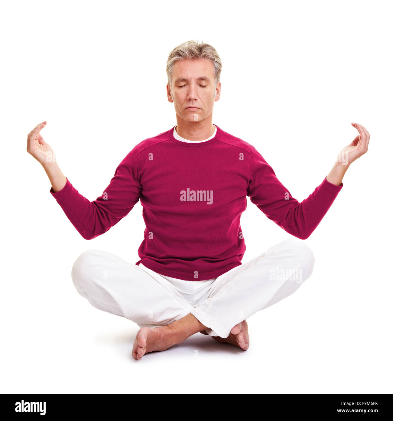 Entspannte senior woman Meditation in einem Schneider Sitz Stockfoto