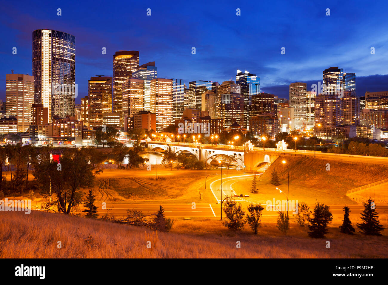 Die Skyline der Innenstadt von Calgary, Alberta, Kanada, in der Dämmerung fotografiert. Stockfoto