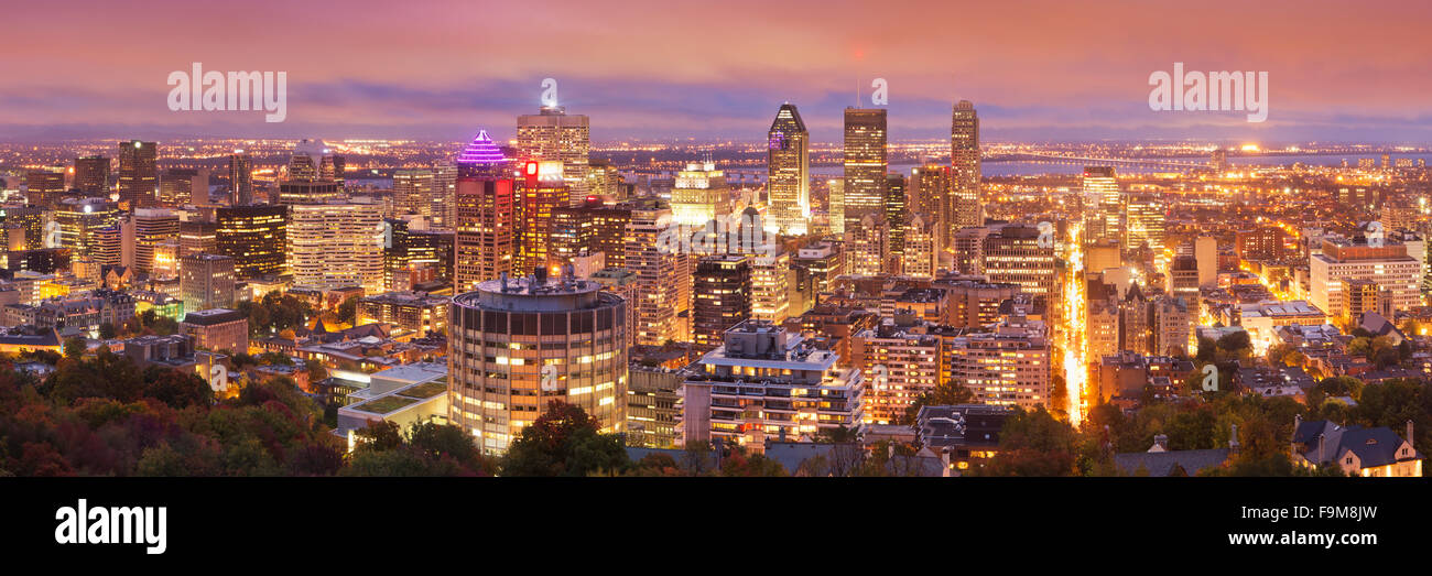 Die Skyline der Innenstadt von Montreal, Quebec, Kanada von der Spitze des Mount Royal. In der Dämmerung fotografiert. Stockfoto