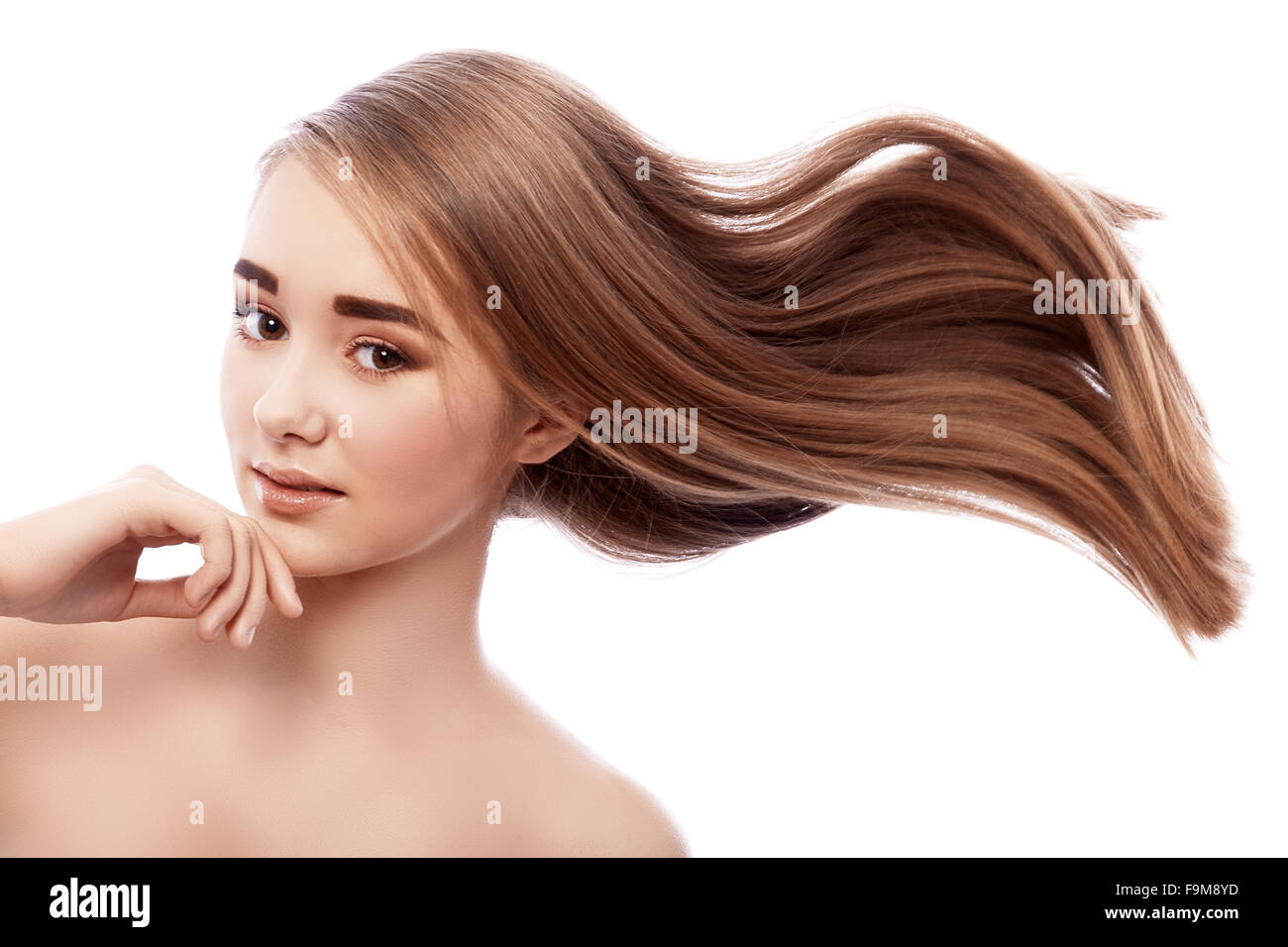Close-up Portrait eines jungen Mädchens. Das Bild zeigt die Frisur des Modells. Ihr Haar ist dick und gesund und auf den Wind fliegen. Stockfoto