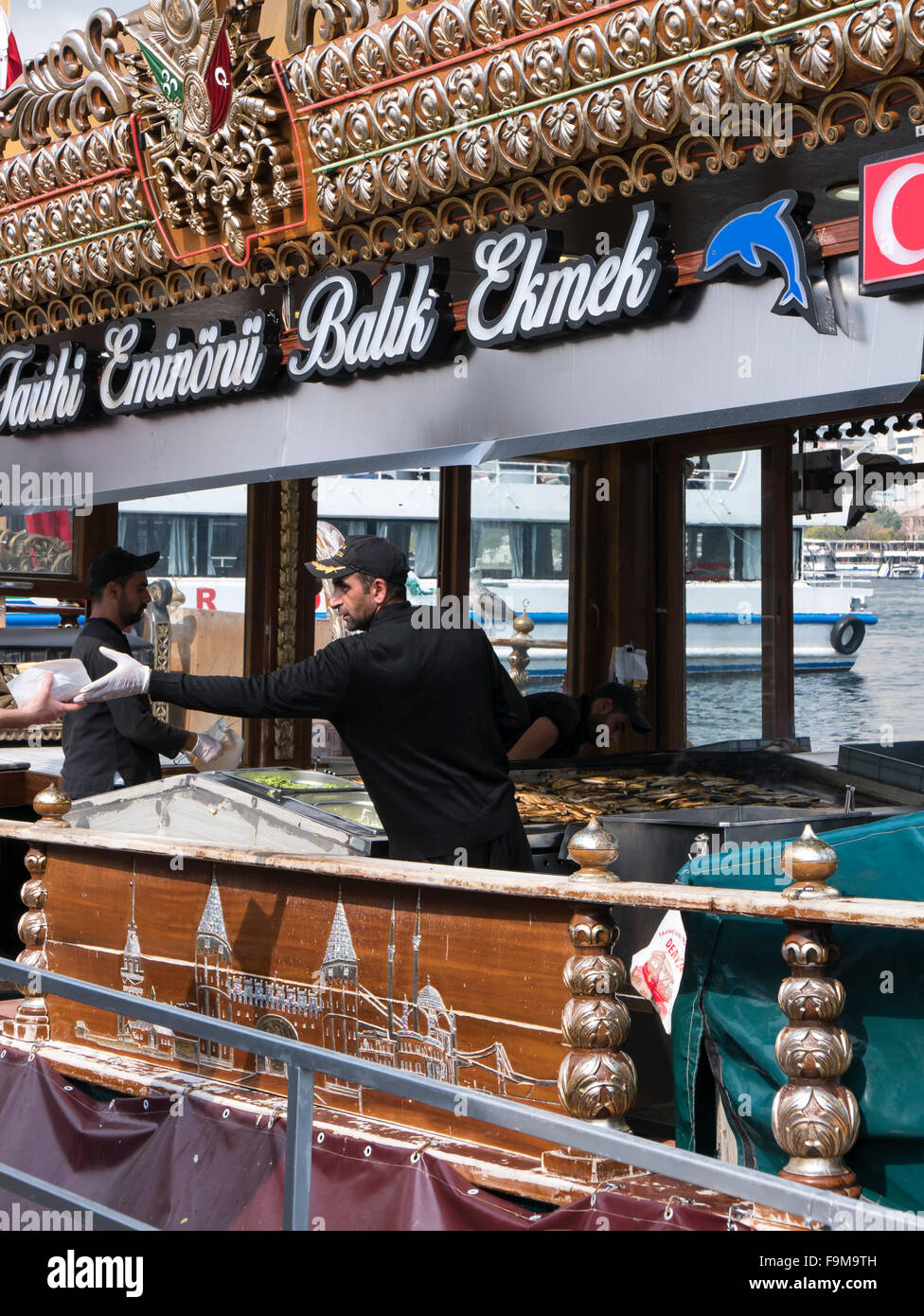 Balık Ekmek - Fisch Sandwich Boote, Eminonu, Istanbul, Marmara, Türkei. Stockfoto