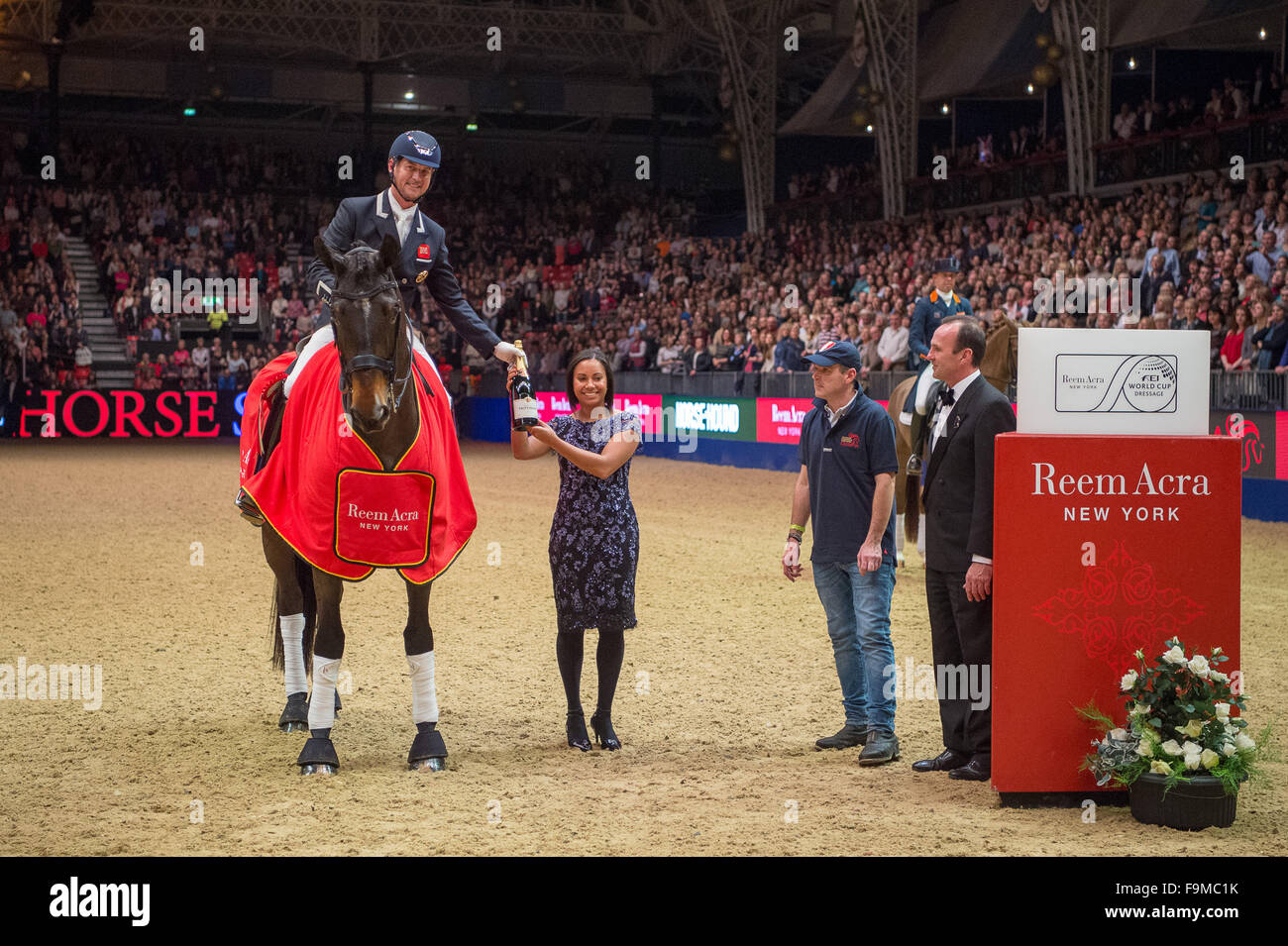 London, UK. 16. Dezember 2015. Carl Hester (L) von Großbritannien ist mit dem Award ausgezeichnet, nach dem Gewinn der sechsten Etappe der Reem Acra FEI World Cup Dressur Western European League bei Olympia in London, Großbritannien am 16. Dezember 2015. Carl Hester holte sich den Titel mit 83,750 Punkte. © FEI/Jon Stroud Medien/Xinhua/Alamy Live-Nachrichten Stockfoto