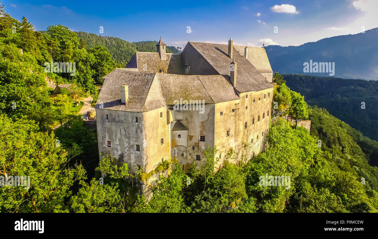 Altes Schloss aus dem Mittelalter in Österreich. Luftbild bis an die Spitze. Stockfoto