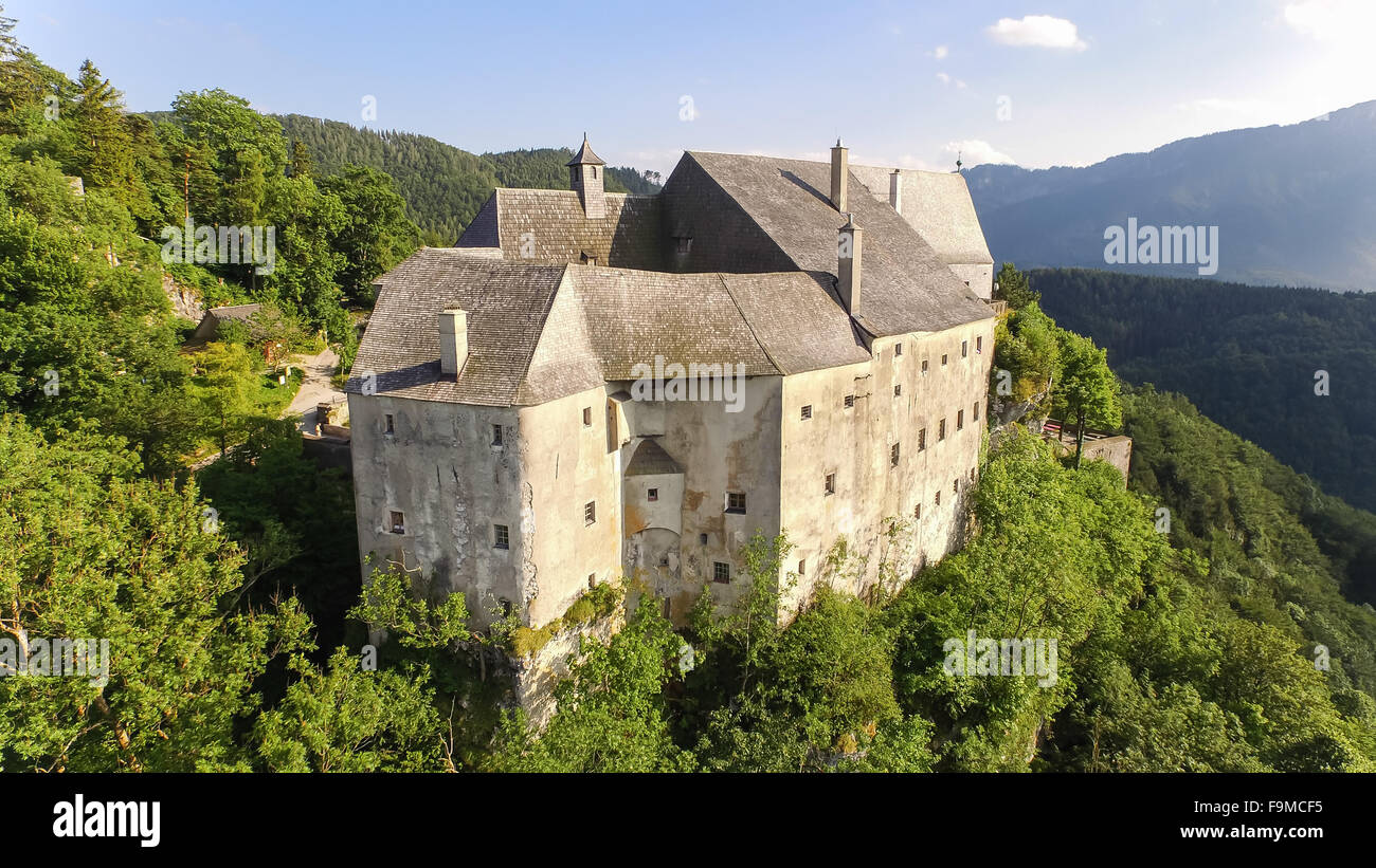 Altes Schloss aus dem Mittelalter in Österreich. Luftbild bis an die Spitze. Stockfoto