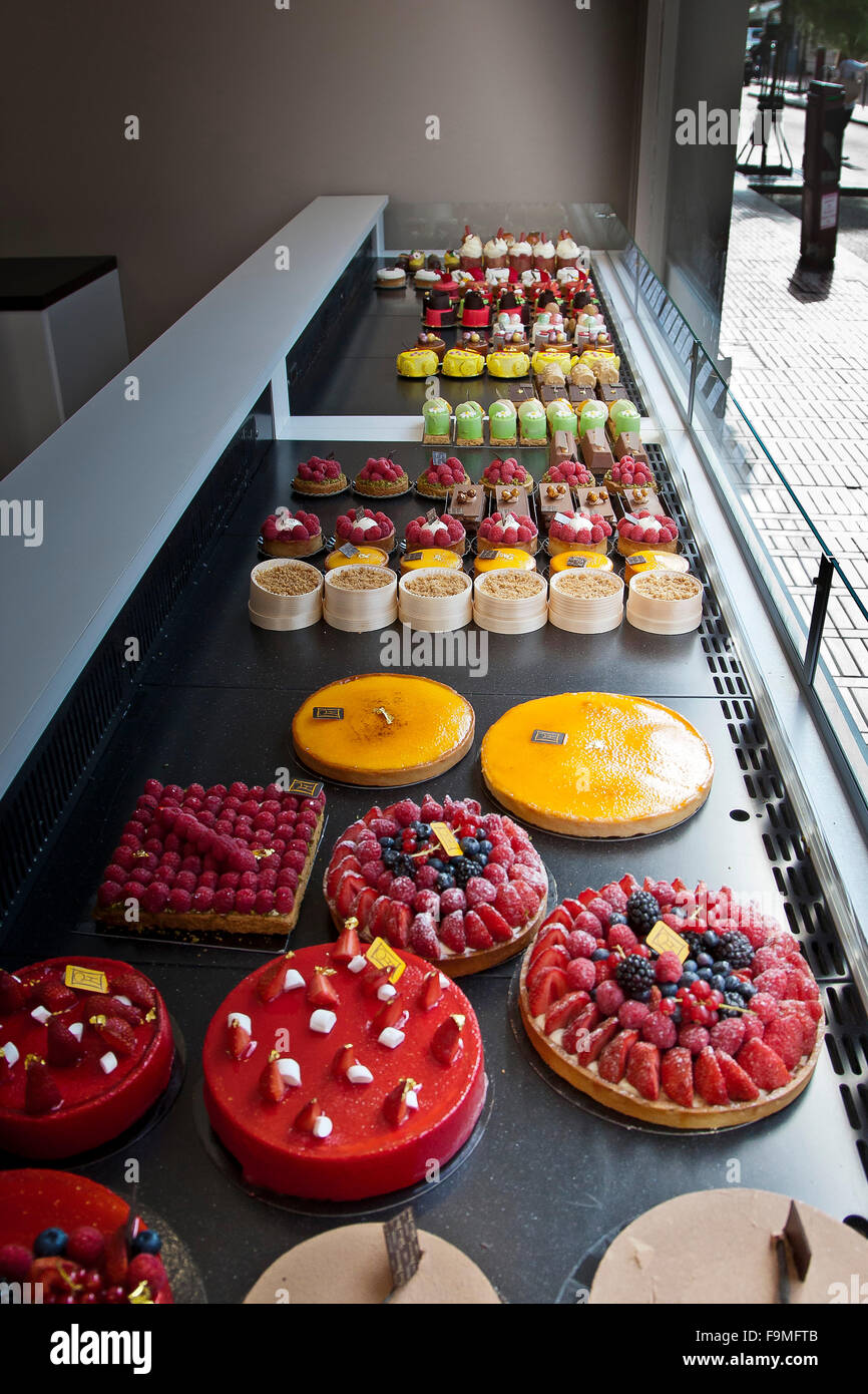 Eine Torte Dessert-Anzeige in einer Patisserie auf High Street in Le Touquet Stockfoto