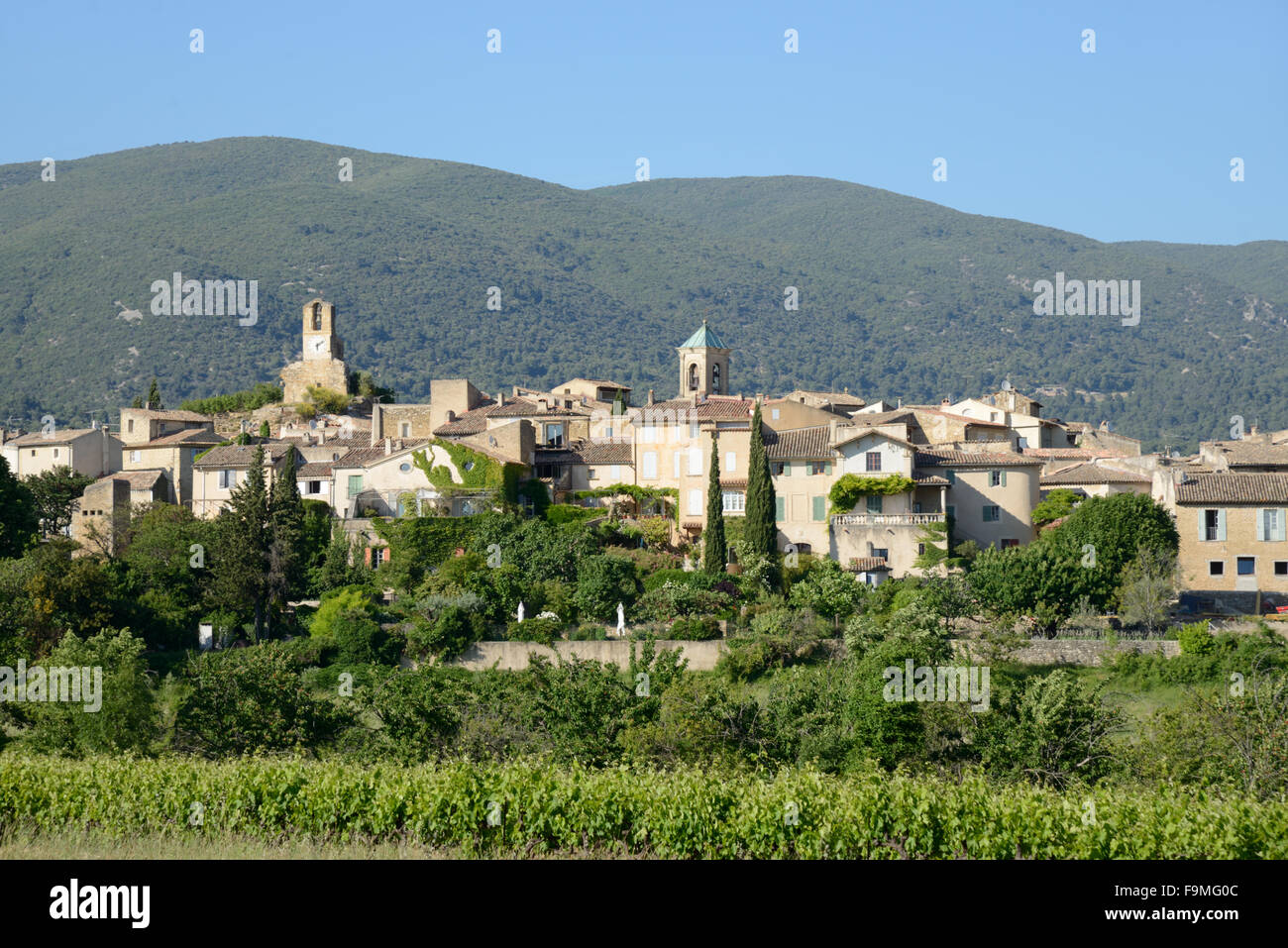 Blick auf den provenzalischen Dorf Lourmarin in den Regionalpark Luberon Vaucluse Provence Frankreich Stockfoto