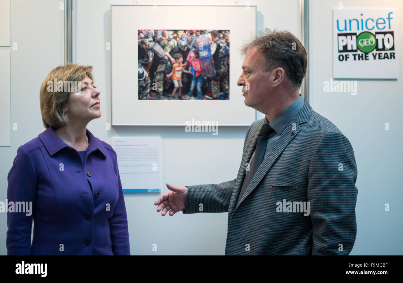 Berlin, Deutschland. 17. Dezember 2015. Sprechen Sie Daniela Schadt, Schirmherrin von UNICEF Deutschland und Award-Gewinner Georgi Licovski (R) bei der Preisverleihung für den "UNICEF-Foto des Jahres 2015" in Berlin, Deutschland, 17. Dezember 2015. Der Fotograf Licovski aus der Europäischen Pressphoto Agency (epa) gewann den Preis mit einem Foto, das die Situation der Kinder an der griechisch-mazedonischen Grenze dokumentiert. 75 Fotografen aus 30 Ländern reichten insgesamt 909 Bilder für den internationalen Wettbewerb. Foto: BERND VON JUTRCZENKA/Dpa/Alamy Live-Nachrichten Stockfoto