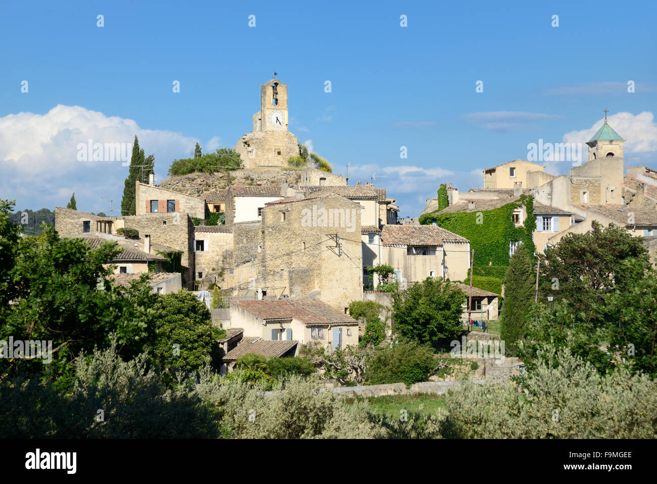 Die provenzalischen Dorf Lourmarin in den Regionalpark Luberon Vaucluse Provence Frankreich Stockfoto