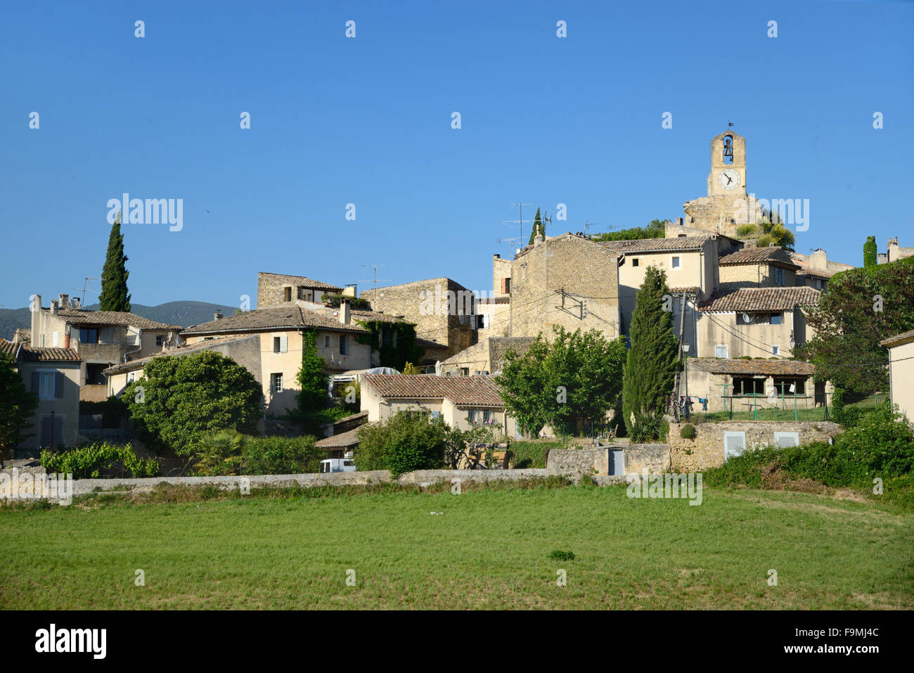 Blick auf das Dorf Lourmarin in den Regionalpark Luberon Vaucluse Provence Frankreich Stockfoto