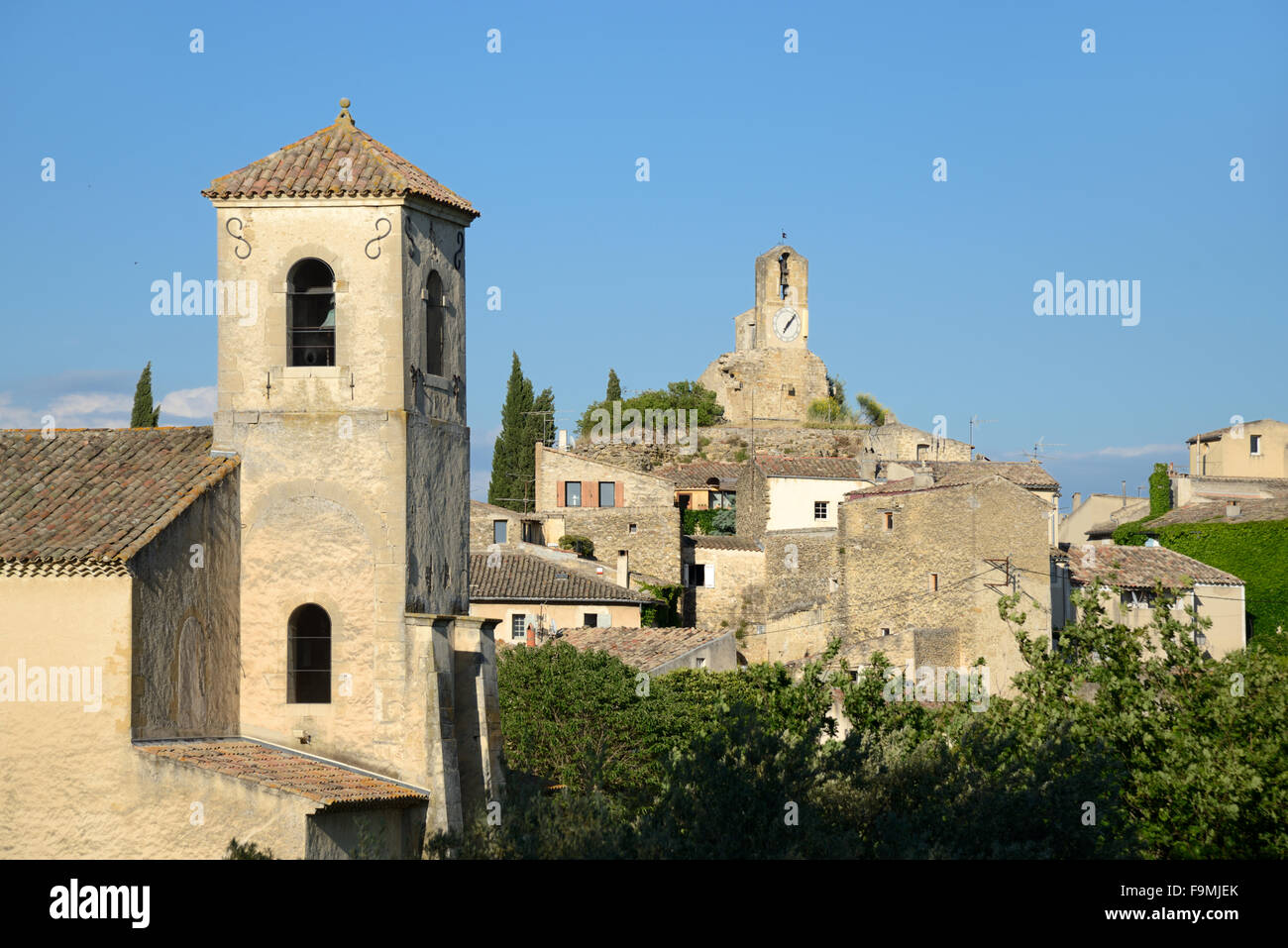Glockenturm der evangelischen Kirche und Glockenturm im Dorf von Lourmarin Luberon Provence Frankreich Stockfoto
