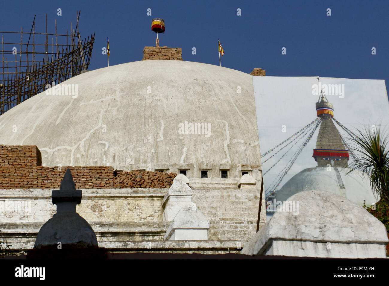 Kathmandu. 25. April 2015. Foto aufgenommen am 17. Dezember 2015 zeigt die Ansicht Bouddhanath Stupa im Umbau, nachdem es durch das Erdbeben am 25. April 2015 in Kathmandu, Nepal beschädigt worden war. Nepals Parlament genehmigt neue Rechnung Mittwoch damit kann die Regierung Milliarden Dollar zugesagt haben ausländische Geldgeber für den Wiederaufbau für Menschen, die ihre Häuser bei einem verheerenden Erdbeben Anfang des Jahres verloren zu verbringen. © Pratap Thapa/Xinhua/Alamy Live-Nachrichten Stockfoto