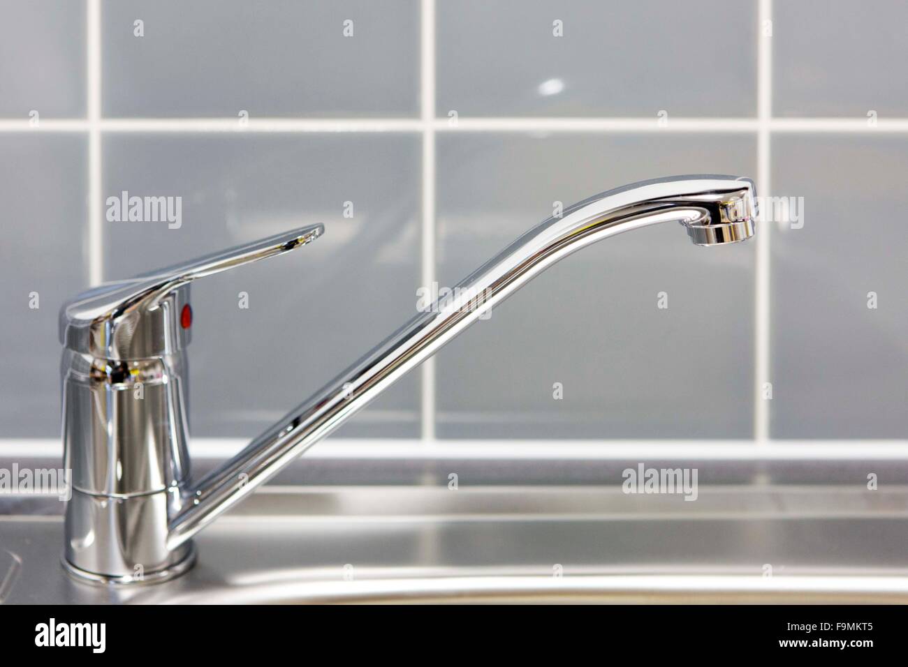 ein Chrom Wasserhahn in der Küche Stockfoto
